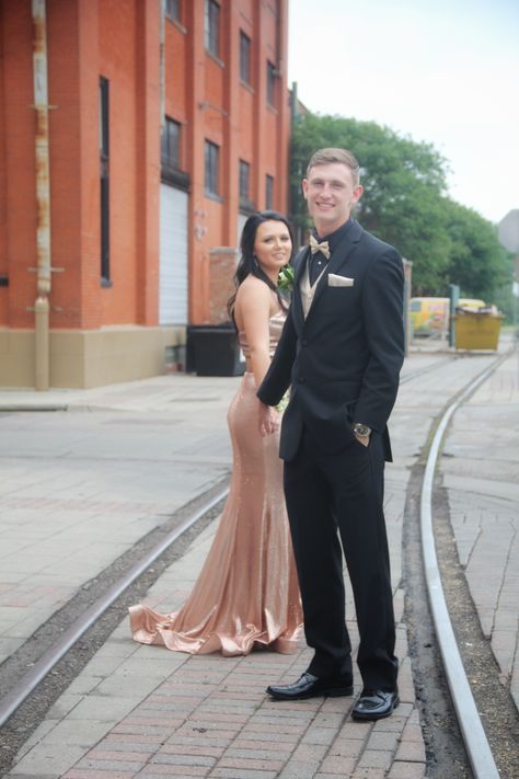 Tux To Match Gold Prom Dress, Rose Gold Prom Suits For Men, Copper Prom Dress Couple, Rose Gold Suit Men Prom, Gold Tuxedo Prom, Rose Gold Prom Couple, Prom Tuxedo Ideas Couple, Gold Prom Dress Couple, Gold Prom Couple