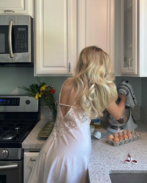 Baking, baking in kitchen, aesthetic kitchen, lace dress, morning routine, aesthetic morning, spring ootd, slip dress, ootd, cooking inspo, baking inspo,flowers in kitchen, spring inspiration. Blonde Aesthetic, Girl Cooking, Pose Fotografi, Aesthetic Kitchen, Old Money Style, Blonde Women, Soft Girl, Blonde Girl, Fit Girl