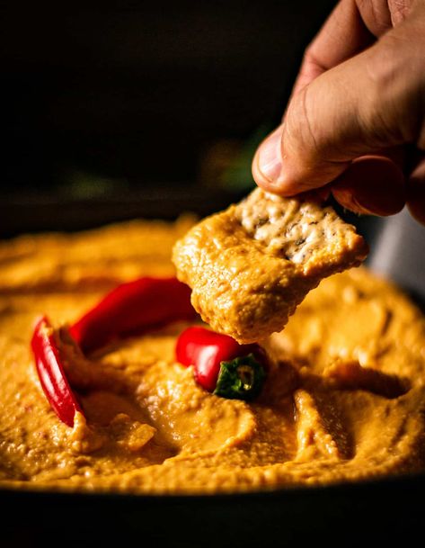 This Copycat Boar's Head Sweet Chili Garlic Hummus Recipe is totally irresistible. Its the perfect combination of hot, tangy, and sweet! Oil-free, gluten-free, and vegan! Garlic Hummus Recipe, Jalapeno Hummus, Vegan Apps, Healthy Crackers, Dessert Hummus, Garlic Hummus, Thai Chili, Whole Wheat Pita, Eating Better