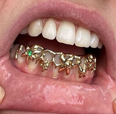 Grills Teeth Aesthetic, Fangs Grillz Women, Men Grillz, Grillz For Females, Aesthetic Teeth, Gems Aesthetic, Fang Grillz, Teeth Gems, Oversized Outfits