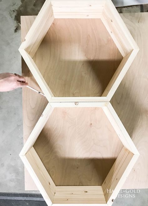 DIY Hexagon Shelf for Craft Storage- Trace hexagons to get correct size for backing Diy Hexagon Shelves, Ladder Shelf Diy, Hexagon Shelf, Dj Table, Wood Hexagon, Room Cute, Hexagon Shelves, Simple Woodworking Plans, Crystal Shelves