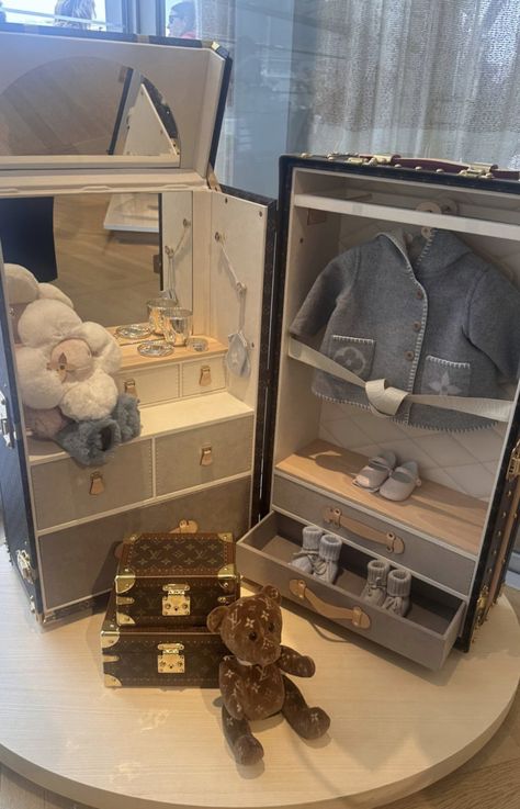 Loro Piana Aesthetic, Porsche Mom, Range Rover Mom, Rich Husband, Luxury Nursery, Birkin Mom, Rich Mom, Luxury Old Money, Dressing Room Closet