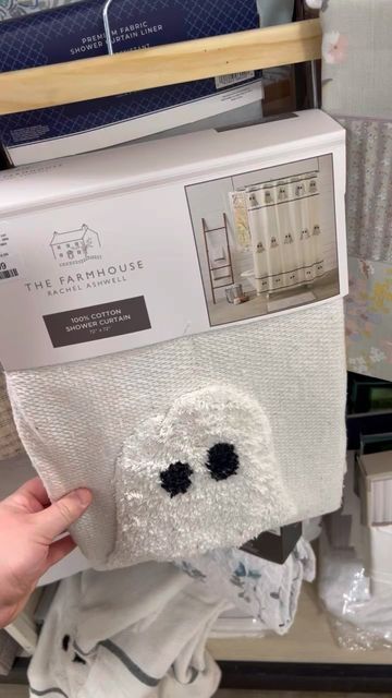 Anna | Decor | Deals & Sales on Instagram: "The cutest shower curtains at @homegoods😍😍 Ghosts or Pumpkins! 👻🎃 #homegoods #homegoodsfinds #homegoodsfind #homegoodsobsessed #homegoodshalloween #homegoodsfall #falldecor" Bathroom Halloween Decor Ideas, Ghost Home Decor, Halloween Bathroom Decor Ideas, Fall Halloween Bathroom Decor, Cute Halloween Apartment Decor, Guest Bathroom Halloween Decor, Fall Shower Curtains, Ghost Bathroom Decor, Halloween Decor Bathroom