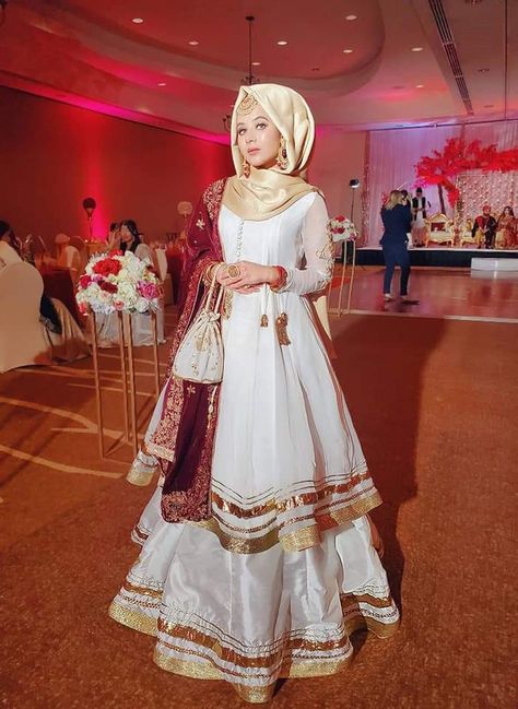 Sari With Hijab Party Wear, Hijab Style For Wedding Function, Dress For Girls For Wedding, Wedding Hijab Styles Pakistani, Hijabi Bride Pakistani, Wedding Dresses With Hijab, Muslim Brides Indian, Engagement Hijab, Arabic Wedding Dress