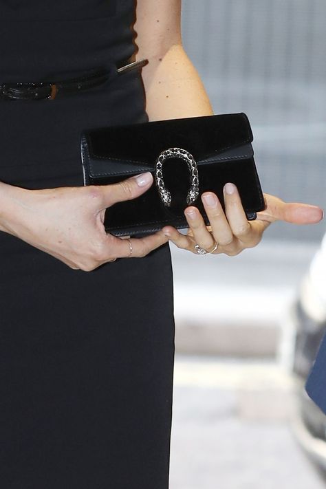 Clutch Bag Outfit, Gucci Dionysus Super Mini, Gucci Dionysus Mini, Meghan Markle Photos, Black Clutch Bag, Meghan Markle Outfits, Jackie O Style, Designer Things, Black Clutch Bags