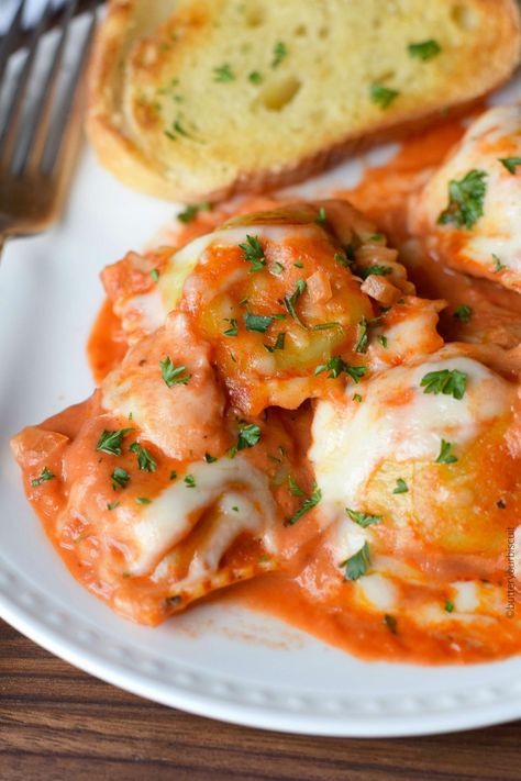 Creamy Ravioli, Vodka Cream Sauce, Baked Ravioli, Cacciatore Recipes, Filet Mignon Recipes, Ravioli Pasta, Chicken Cacciatore Recipe, Ravioli Bake, Cheese Stuffed Chicken Breast