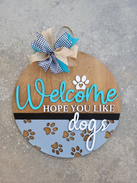 Door Crafts, Idee Cricut, Door Signs Diy, Wooden Door Signs, Round Wood Sign, Diy Wood Signs, Dog Crafts, Cadeau Diy, Cricut Craft Room