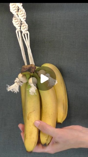 Macrame Banana Hanger Tutorial, Macrame Household Items, Macrame Banana Hanger Diy, Macrame Fruit Hammock Diy, Macrame Fruit Hanger Diy, Macrame Banana Hanger, Banana Hanger, Macrame School, Diy Macramé