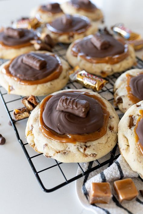 crumbl Twix cookies on a cookie cooling rack Cottage Baking, Crumbl Copycat, Cookies And Cream Milkshake, Crumble Cookie Recipe, Crumble Cookie, Twix Bars, Cooking With Karli, Milk Chocolate Chip Cookies, Graham Cracker Cookies