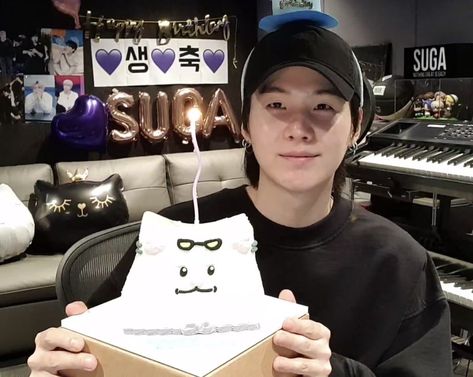 Lavender⁷ on Twitter: "Happy birthday 🎂💜💜💜💜… " Suga Birthday Cake, Jin Birthday Cake, Yoongi Vlive, Suga Birthday, Jin Birthday, Bts Birthdays, Crazy Wallpaper, Bts Group Photos, Pretty Birthday Cakes