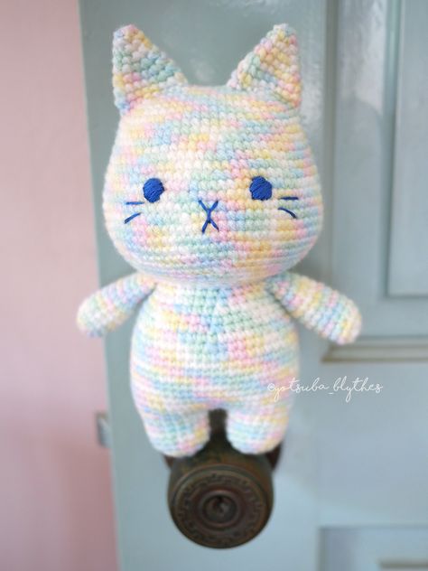 Amigurumi — Tira the Little Cat (Hainchan), Paddlepop Rainbow Version Rainbow Yarn Crochet Projects, Crochet With Rainbow Yarn, Rainbow Yarn Crochet, Rainbow Amigurumi, Yarn Animals, Rainbow Plush, Imaginary World, Craft Things, Cat Amigurumi