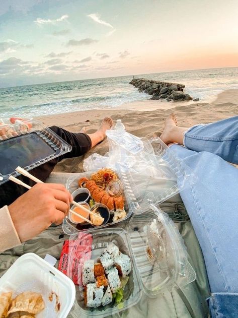 Dream Dates, Picnic Inspiration, Beach Date, Picnic Food, Enjoy The Sunshine, Summer Is Coming, Happy Summer, Beach Picnic, Aesthetic Summer