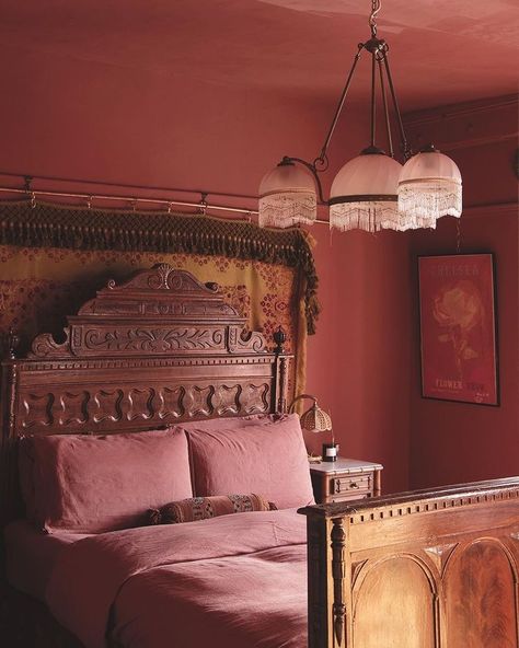 FLORA LUX | 💖 THINK PINK 💝 Rainbow spectrum of pinks. Mauves and hots accented with black. 1: @dimorestudio @dimoregallery 2: 𝓥ENUS @floralux 3:… | Instagram Moroccan Bedroom, Deco Boheme, Vintage Bedroom, Bohemian Bedroom, Pink Room, Bedroom Aesthetic, My New Room, New Room, Bed Design