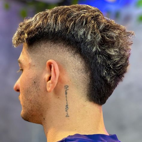 Stylish Burst Fade Haircuts For The Modern Man – Beard Beasts Burst Mullet, Fade Mullet Haircut, Burst Fade Haircut, Men Short Hair Fade, Mullet Man, Mullet Short, Mullet Long, Fade Mullet, Fade Mohawk