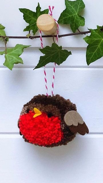 Robin Pom Pom, Pom Pom Robin, Make A Pompom, Christmas Pompom, Christmas Pom Pom, Christmas Garden Decorations, Christmas Decs, Pom Crafts, Just Done