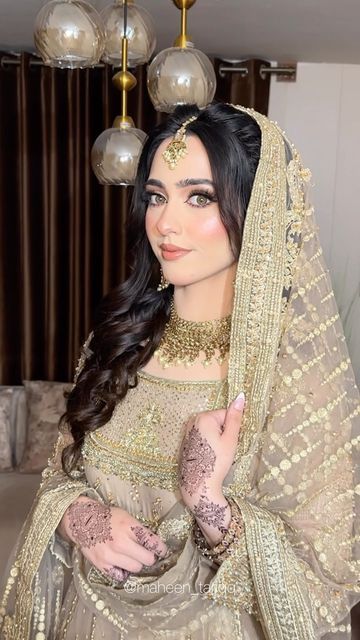 Heavy Makeup Look Wedding, Nikkah Hairstyles Brides, Mehendi Makeup Looks, Nikkah Videos, Engagement Makeup Ideas, Nikkah Hairstyles, Sleek Wedding Hairstyles, Walima Makeup, Makeup Wedding Guest