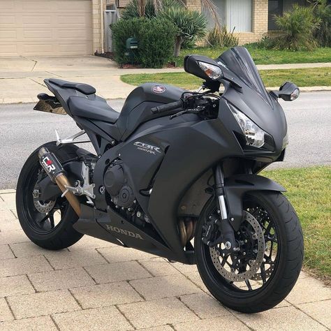 Honda Sport Bikes, Honda Cbr 125, Black Honda, Honda Cbr 1000rr, Cbr 1000rr, Motorcross Bike, Motorcycle Aesthetic, Honda Bikes, Bike Photoshoot