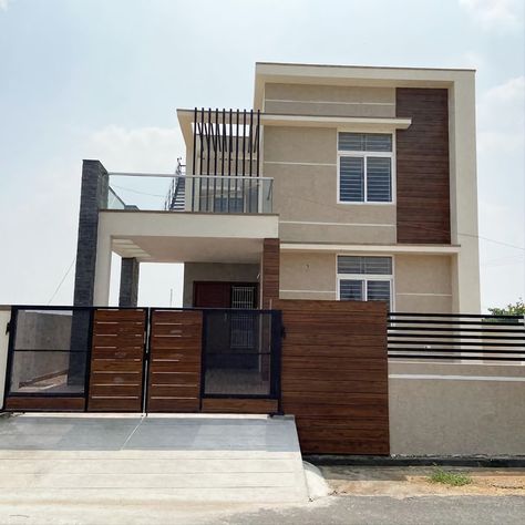 Front Colour Of House Indian, House Exterior Paint Ideas Indian, North Facing House Elevation, Duplex House Design Exterior, Small Duplex House Design, Indian Duplex House Design, 3bhk Duplex House, 3bhk House Design, 3 Bhk House Plan