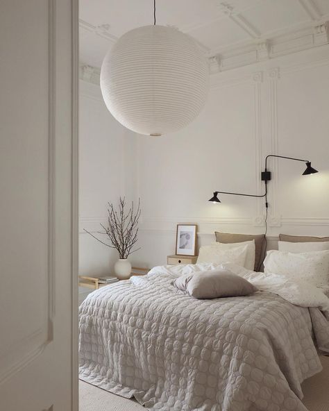 Simplistic Bedroom Ideas, Styling A Bedroom, Simplistic Bedroom, Scandi Style Bedroom, Bali Style Home, Cast Iron Bathtub, Buy Curtains, Plain Curtains, Acrylic Furniture