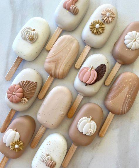 Fall Cakesicles Ideas, Fall Cakesicles, Christmas Cakesicles, Thanksgiving Cake Pops, Fall Cake Pops, Mobile Bakery, Cakesicles Ideas, Elegant Cake Pops, Strawberry Cake Pops