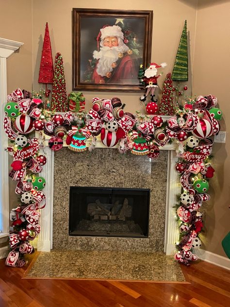 Whoville Christmas, Pretty Christmas Decorations, Christmas Tree Decorating Themes, Christmas Fireplace Decor, Christmas Float, Christmas Mantel Decorations, Christmas Themes Decorations, Christmas Tree Inspiration, Christmas Mantle