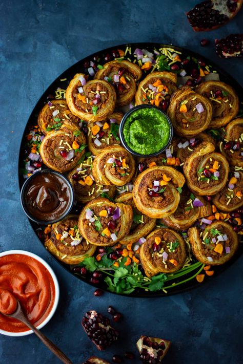 Easy dabeli/samosa pinwheels (baked/air fried) Indian Party Dessert Ideas, Diwali Appetizers Indian Easy, Diwali Snacks Ideas, Indian Breakfast Platter, Pinwheels Baked, Samosa Pinwheels, Indian Starters, Easy Indian Appetizers, Veg Starters