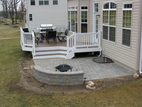 Small Brick Patio, Backyard Patio Deck, Deck And Patio, Concrete Patios, Patio Deck Designs, Deck Designs Backyard, Backyard Pergola, Patio Diy, Backyard Porch