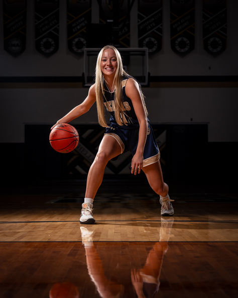 Basketball Media Day Pose Photoshoot Ideas Creative Basketball Pictures, Basketball Picture Ideas Women, Senior Basketball Banner Poses, Basketball Pose Ideas, Media Day Group Poses, Basketball Photo Poses, Basketball Photoshoot Ideas Women, Poses For Basketball Pictures, Basketball Media Day Poses Duo