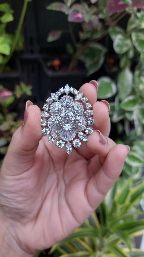 Simple Diamond Jewelry, Elizabeth Taylor Diamond, Small Diamond Necklace, Solitaire Ring Designs, Hollywood Jewelry, Cluster Diamond Ring, Fancy Diamond Ring, Elizabeth Jewelry, Neck Pieces Jewelry