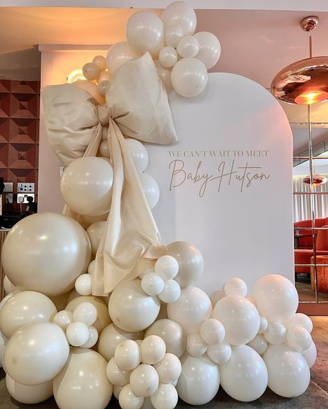 ☁️ b a b y h u t s o n ☁️

#BabyShower #NeturalBabyShower #BowAndBalloons #WhiteBabyShower Black And White Baby Shower Ideas, Gender Reveal Themes, White Baby Showers, Grad Party Decorations, Birthday Balloon Decorations, Birthday Surprise Party, Balloon Design, Birthday Surprise, Birthday Fun