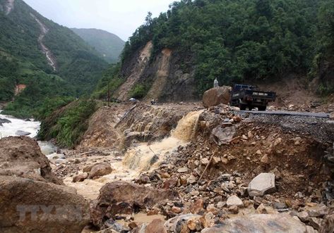 Every year several parts of India is badly affected by several flash floods and landslides of bewildering variety. These floods landslides cause not only recurring losses of human life’s but also recurring economic losses worth billions of rupees. The driving forces/pressures for flooding and landslides are of natural, manmade and combination of factors which interact […] The post Technical Solutions to Mitigate Disasters of Landslides & Flash Floods appeared first on Constro... Natural Disasters Floods, Images Of Flood, Force And Pressure, Geography Project, Flash Flood, Soil Improvement, Sketches Simple, Environmental Issues, Water Quality