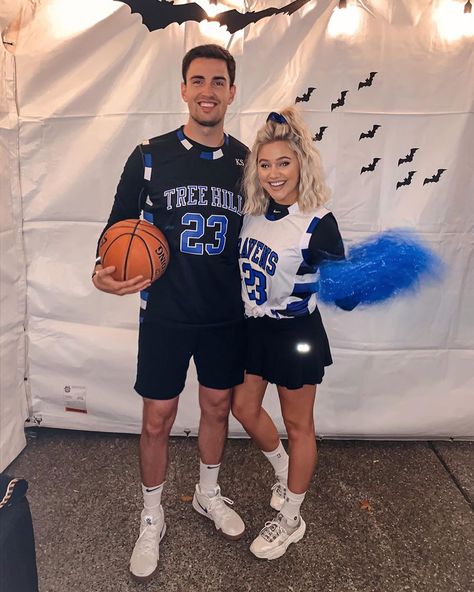 One Tree Hill Costume, Yellow Chunky Sweater, Haley Scott, Bre Sheppard, Nathan Haley, Walk Down Memory Lane, Cute Couple Halloween Costumes, Fashion And Beauty Tips, Tree Hill