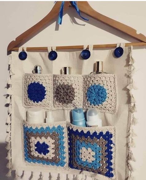 Crochet Organizer, Crochet Wall Hangings, Crochet Ear Warmer, Swing Dance, Crochet Handbags Patterns, Crochet Decoration, Crochet Home Decor, Small Bathroom Ideas, Crochet Square Patterns