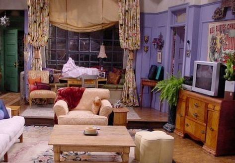 10 décor tips inspired by Monica Geller’s apartment - Blog | LIVE More by Minto Friends Apartment Decor, Poster In Room, Small Space Living Hacks, 90s Living Room, Monica Friends, Friends Apartment, Mismatched Dining Chairs, Friends Poster, Monica Geller