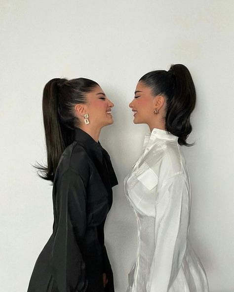 Sisters Photoshoot, Bff Photoshoot Poses, Best Friend Photoshoot, Baddie Hairstyles, Friend Photoshoot, Aesthetic Hair, Photoshoot Poses, Model Poses, Hair Goals