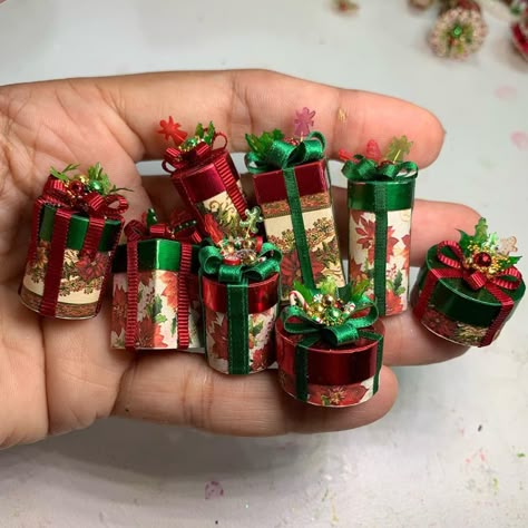 Christmas Dollhouse Decorations, Miniature Gifts Handmade, Christmas Dolls House Ideas, Mini Christmas Ornaments Diy Tree Decorations, Dollhouse Christmas Decorations Diy, Christmas Miniatures Diy, Dollhouse Christmas Decorations, Miniature Christmas Decorations, Dollhouse Holiday