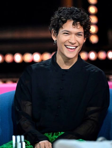 He has the most beautiful and cutest smile ever Simon Young Royals, Omar Love, Young Royals Cast, Omar And Edvin, Edvin And Omar, Edvin Ryding, Omar Rudberg, Short Curly Haircuts, Royal Babies