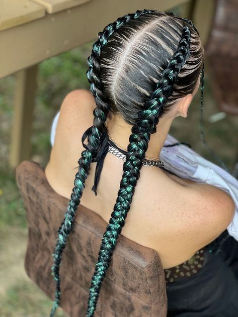 Braids With Hair Tinsel, Hair Tinsel Braids, Sparkle Braids, Hair With Tinsel, Tinsel Braids, Festival Hair Braids, Summer Hair Care, Layered Haircuts For Women, Beauty Journal