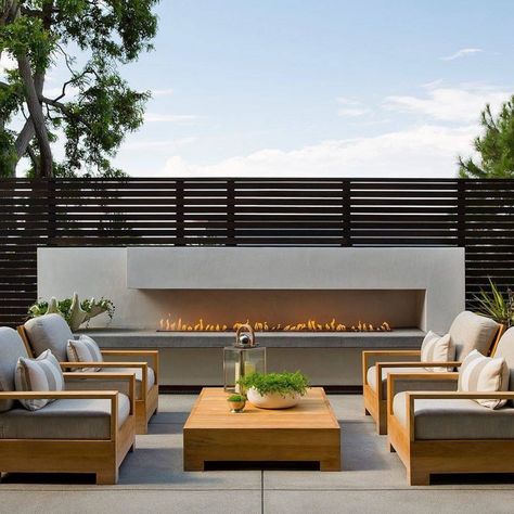 34 Outdoor Fireplace Ideas: Rustic Charm to Contemporary Elegance - placeideal.com Outdoor Fire Places, Best Fireplace, New Patio Ideas, Contemporary Remodel, Modern Outdoor Fireplace, Patio Pictures, Modern Fire Pit, Outdoor Fireplace Designs, Linear Fireplace