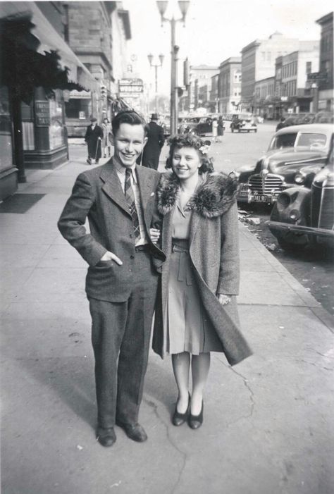 1940s Fashion Menswear, 1940s Couple, 1940s Photos, Vintage Couple, 1940's Fashion, Fashion 1940s, Vintage Couples, 40s Fashion, Vintage Life