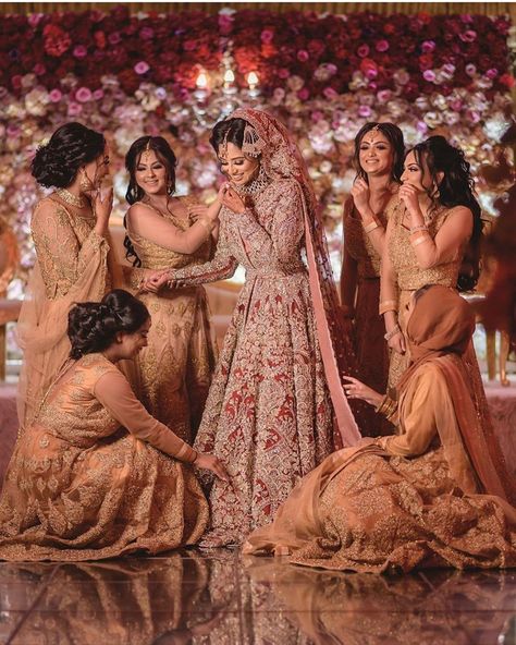 Desi Bridesmaids, Pakistani Bridesmaids, Bridesmaid Photoshoot, Indian Bridesmaid Dresses, Indian Bridesmaids, Desi Wedding Dresses, Asian Bridal Dresses, Bride Photography Poses, Desi Bride