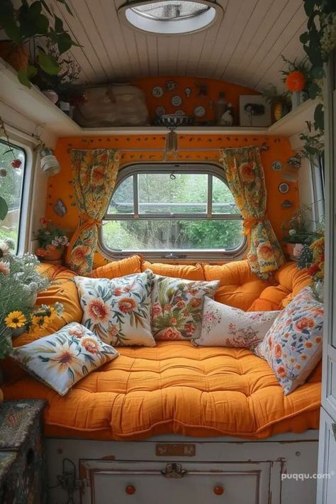 Small Travel Trailer, Hippie Camper, Caravan Ideas, Boho Colors, Small Travel Trailers, Narrow Boat, Van Camper, Small Campers, Deco Nature