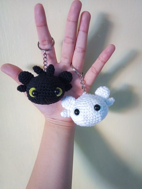 Crochet Ideas With Black Yarn, Easy Small Crochet Gifts, Knitting Shorts, Crochet Toothless, Knit Tutorial, Knitting Easy, Small Crochet Gifts, Easy Crochet Animals, Crochet Fairy