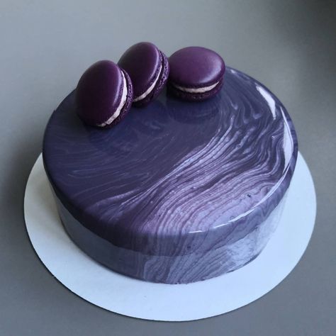 Purple Cake For Men, Dark Purple Birthday Cake, Dark Purple Cake, Mirror Glaze Cake Decoration, Cake With Macarons, Aesthetic Reference, Raspberry Macarons, Violet Cakes, Glaze Cake