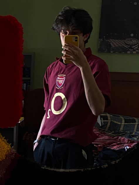 Arsenal Retro Jersey Outfit, Arsenal Retro Jersey, Blockcore Outfit Men Aesthetic, Arsenal Jersey Outfit, Football Jersey Aesthetic, Arsenal Outfit, Arsenal Aesthetic, Bloke Core Outfits, Block Core