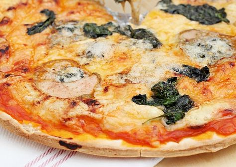 Pizza de peras, espinacas y queso azul- ElleSpain Pizza Gourmet, Pizza Pan, Pan Pizza, Cheese Pizza, Vegetable Pizza, Pizza, Chef, Favorite Recipes, Spain