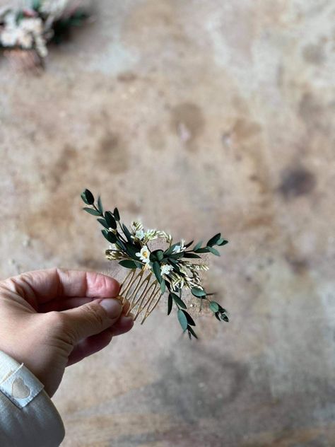 Gentle bridal hair comb made from preserved eucalyptus leaves and dried flowers #wedding #weddinginspiration #bridetobe #weddingday #bohowedding #flowers #headpiece #haircomb #flowercomb #bridalcomb #hairvine #bridalhairvine #greenery #greenerywedding #greenerybride #bride #bridalstyle #eucalyptus #eucalyptuswedding #babysbreath #driedflowers #parvifolia Fern Hair Piece, Olive Branch Hair Piece, Wedding Hair Greenery, Natural Bridal Hair, Flowers Headpiece, Wedding Flower Comb, Boho Wedding Hair Accessories, Gumnut Babies, Bridal Flower Comb