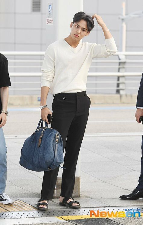 Mingyu Outfit, Coffee Friends, Kim Mingyu, Men Photography, Ji Chang Wook, Asian Men, Boyfriend Material, Life Style, Seventeen