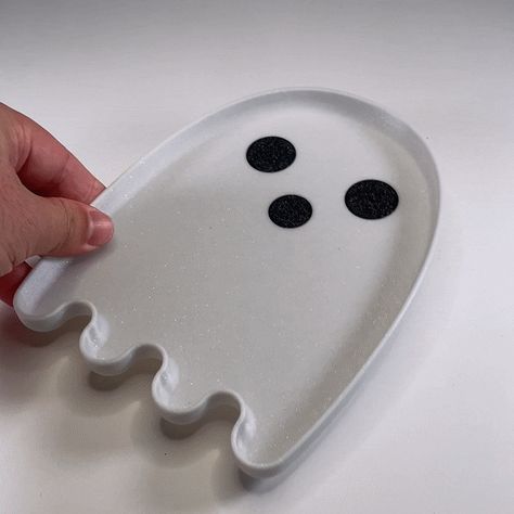 Ghost Clay Tray, Clay Tray Ideas Halloween, Ghost Trinket Dish, Air Dry Clay Tray, Preschool Decor, Halloween 23, Clay Plates, Diy Air Dry Clay, Clay Stuff