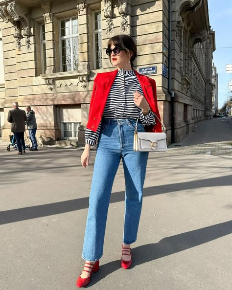 Ok I admit it, it’s my all time favorite combo 💙🤍❤️ last picture is my mood when 🌞 Au cas où vous ne l’auriez pas remarqué, c’est mon combo de couleurs préféré 🫢 ça tombe bien cette blouse @saaj_paris est de fabrication française 💙🤍❤️ (Produit offert) • • • • #springoutfitinspo #parisiennechic #lookprintemps #springoutfitideas #parisiennegirl #effortlesslychic #effortlessstyle #lookcasualchic Agency Aesthetic, Red Heels Outfit, Red Shoes Outfit, French Chic Fashion, Internship Fashion, Outfits Con Jeans, Xmas Outfits, Parisienne Chic, Look Casual Chic